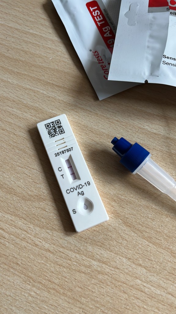 Coronatest: Auffangträger mit zwei roten Streifen weißt auf die Erkrankung mit Covid hin.